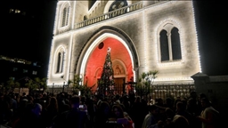 سوريا.. إضاءة شجرة الميلاد في كنيسة اللاتين باللاذقية