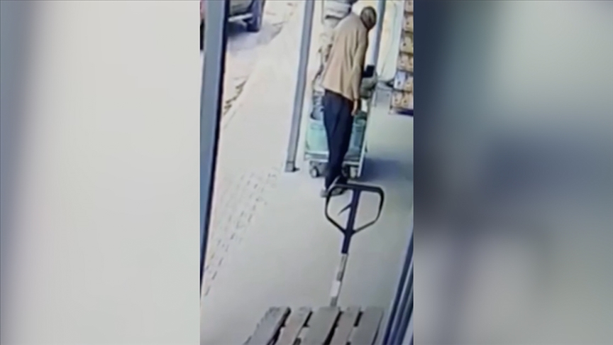 Mersin\'de bir çiftçinin çamurlu ayakkabısını çıkararak markete girmesi kameraya yansıdı