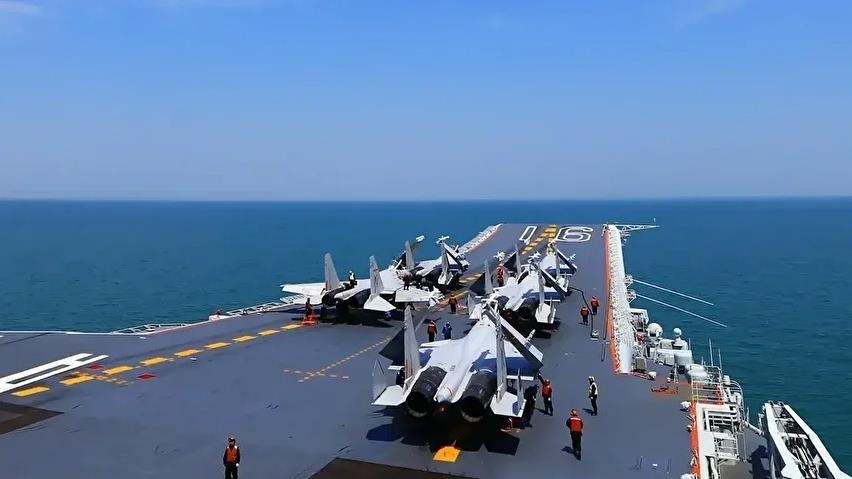 Новый авианосец ВВС Китая «Фуцзянь» впервые прошел через Тайваньский пролив