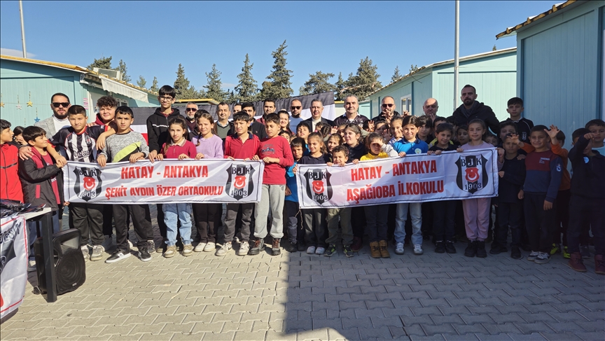 Beşiktaş gönüllülerinden Hatay\'da depremzede öğrencilere forma