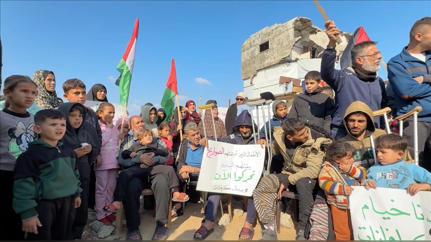 غزة.. وقفة بمخيم الشاطئ تطالب بإدخال بيوت متنقلة وتسريع الإعمار