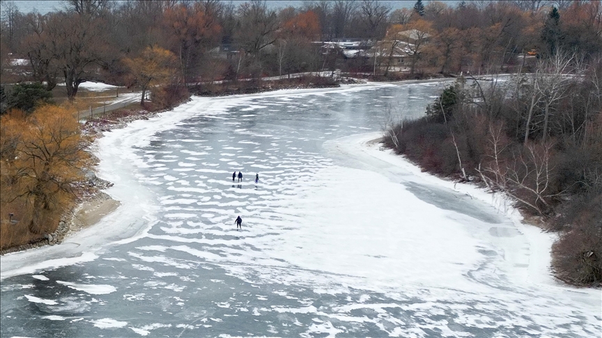Moti i ftohtë përfshin Kanadanë, banorët bëjnë patinazh në pellgjet e ishullit të Torontos