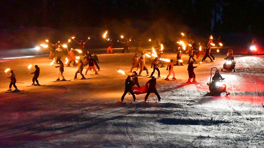 Sarıkamış Kayak Merkezi meşaleli kayak gösterisiyle sezonu açtı