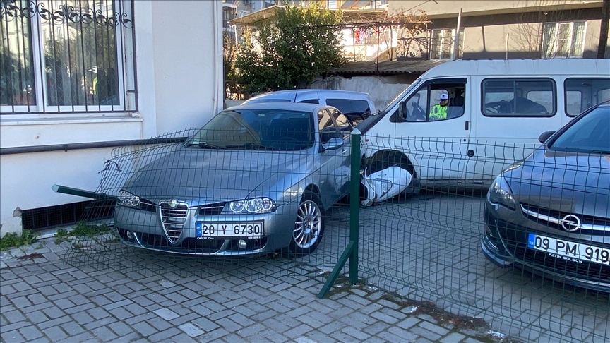 Aydın\'da minibüsle motosikletin çarpışma anı güvenlik kamerasında