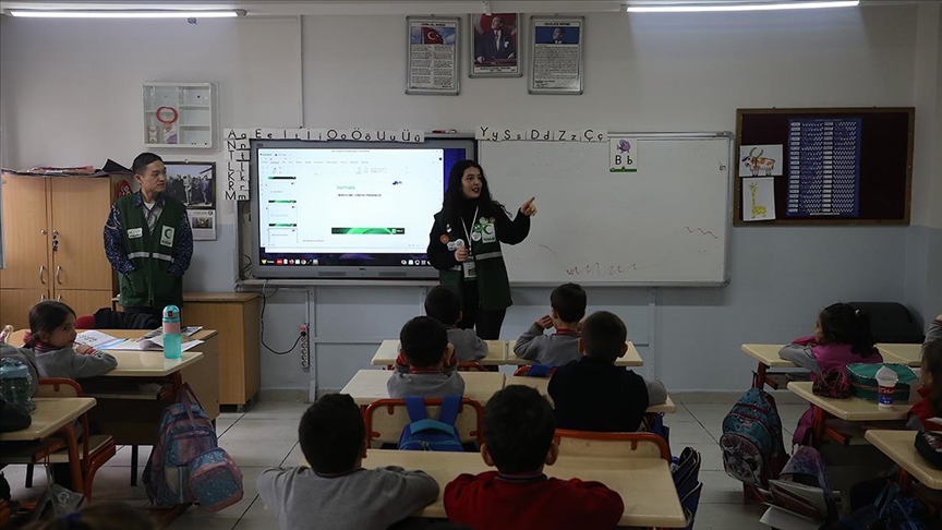 Erzurum'da Yeşilayın genç gönüllüleri okulları dolaşıp 11 bini aşkın çocuğu bilinçlendirdi