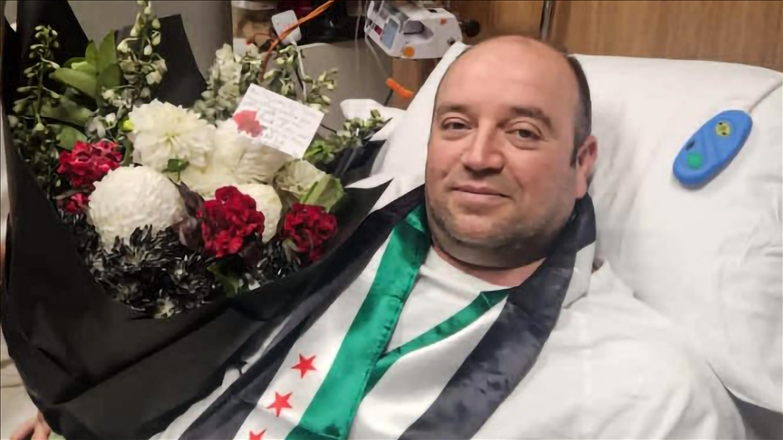 Le ministre syrien des Affaires étrangères échange avec Ahmed al-Ahmed, qui a héroïquement désarmé le tireur de Sydney