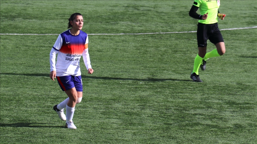 Kader öğretmen Ağrı'da kız öğrencilere okulda rehberlik sahada kaptanlık yapıyor