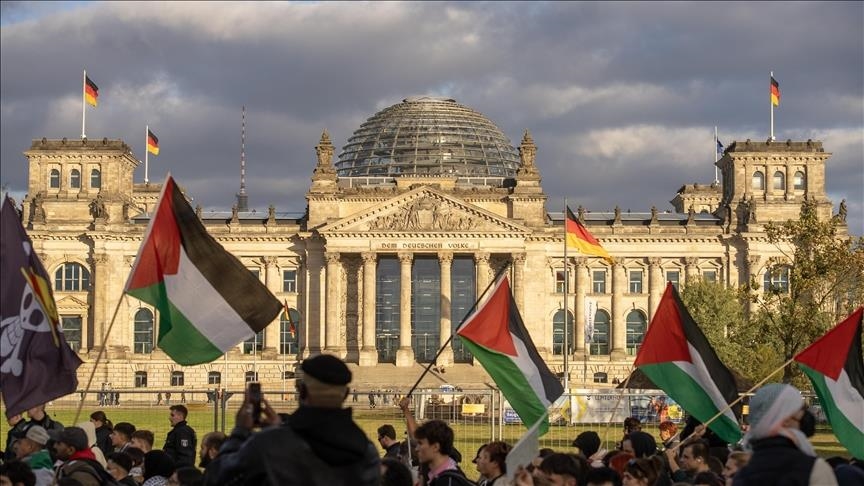 Protestuesit në Berlin marshojnë me fenerë në solidaritet me palestinezët