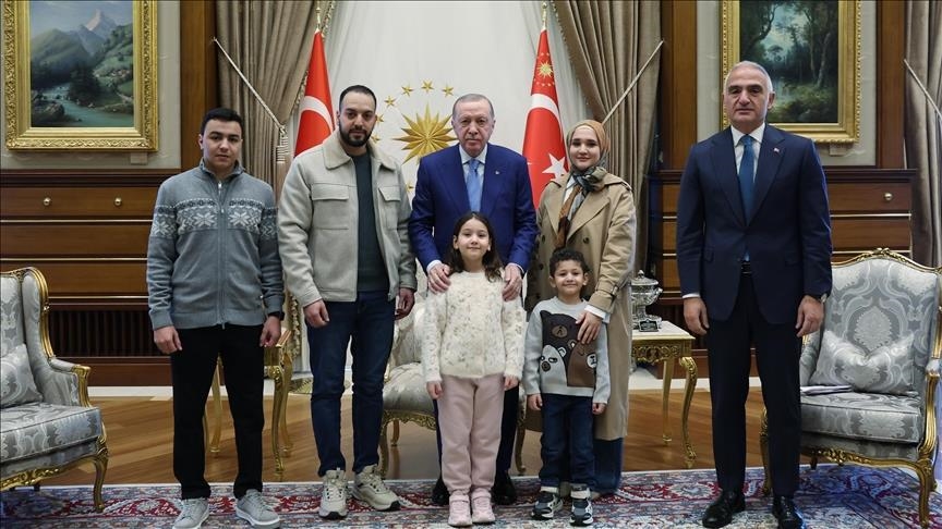 Erdogan temui keluarga Hind Rajab, anak berusia 6 tahun yang tewas akibat serangan Israel di Gaza.