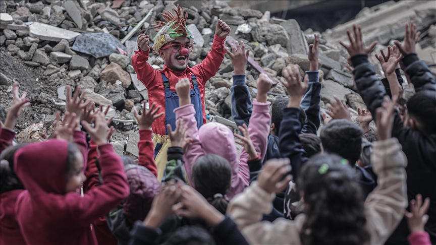 مهرّج مكلوم.. أبو سكر يرسم البسمة على وجوه أطفال غزة (تقرير)