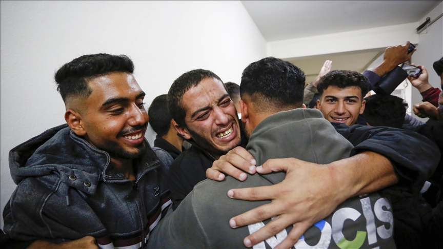 غزة.. إسرائيل تفرج عن 11 أسيرا والمستشفى أول محطة بعد الحرية