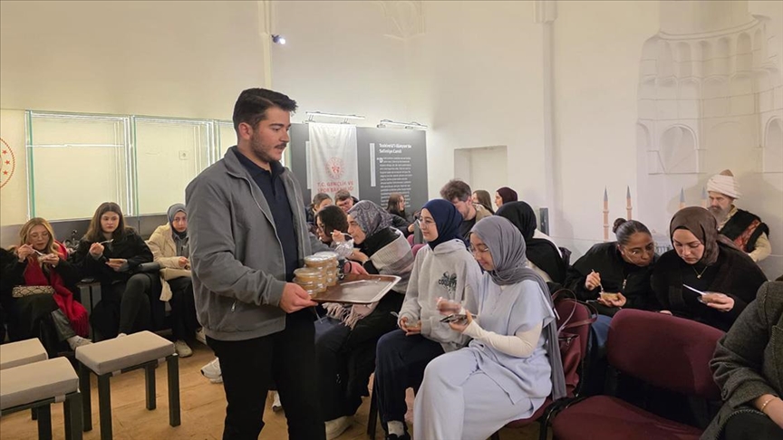Edirne'de üniversite öğrencileri Osmanlı geleneği "helva sohbetleri" kültürünü yaşatıyor
