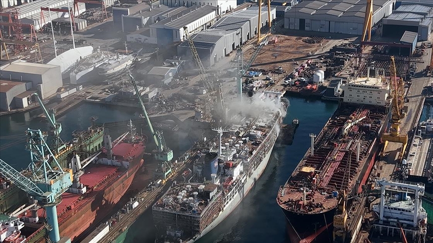Tuzla'da tersanedeki gemide çıkan yangın söndürüldü