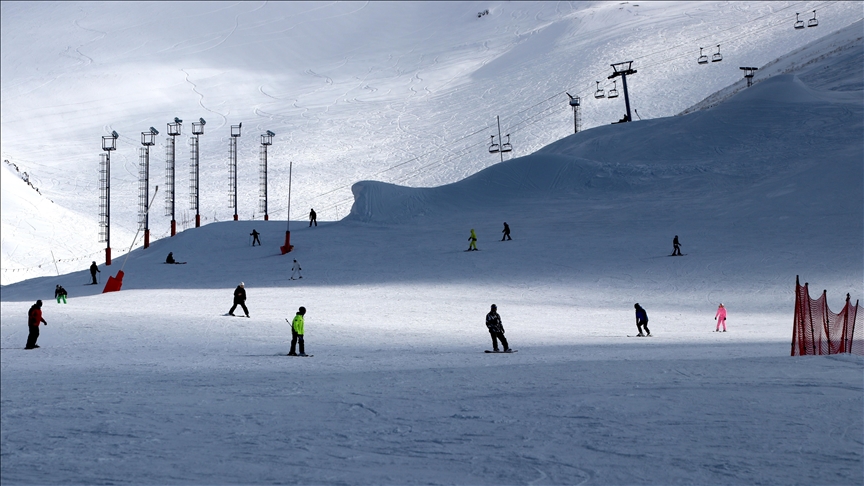 Kayak merkezlerinde en fazla kar kalınlığı 55 santimetreyle Palandöken\'de ölçüldü