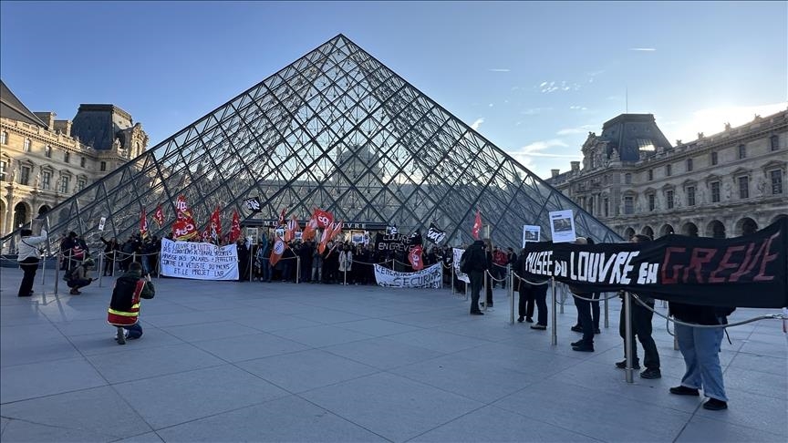 Louvre to remain closed as staff vote to extend strike over security, staffing concerns