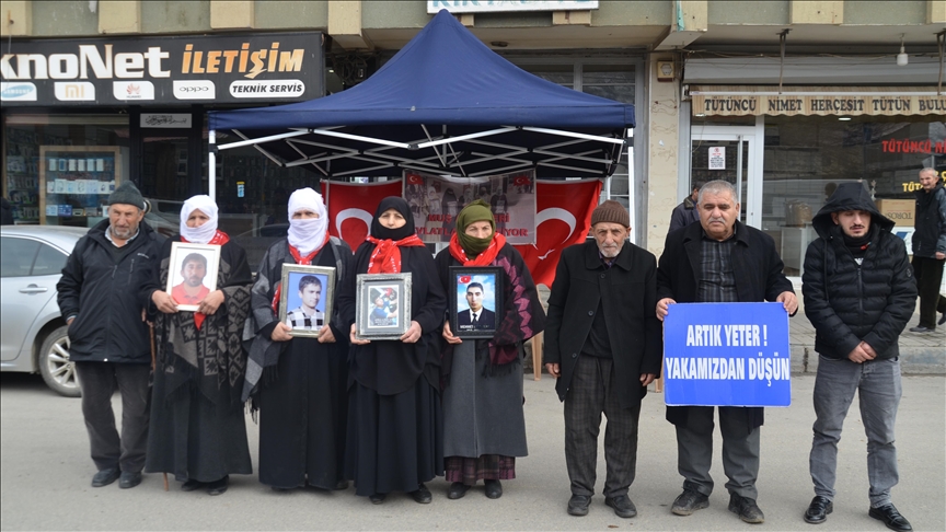 Li Mûşê malbatên dixwazin bigihêjin ewladên xwe çalakiya li ber avahiya DEM Partiyê domand