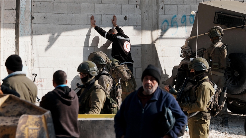 الجيش الإسرائيلي يصيب فلسطينيا ويعتقل آخرا باقتحامات في الضفة