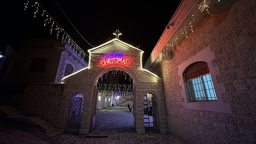 Xrîstiyanên li Îdliba bajarê Sûriyeyê dijîn, piştî 14 salan cara yekem amadekariyên Noelê dikin