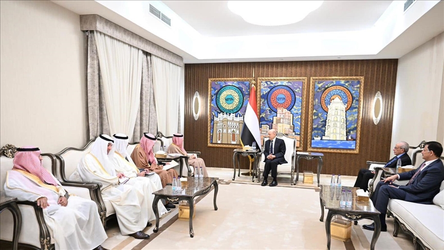 اليمن.. العليمي يبحث مع أمين "التعاون الخليجي" تطورات حضرموت والمهرة