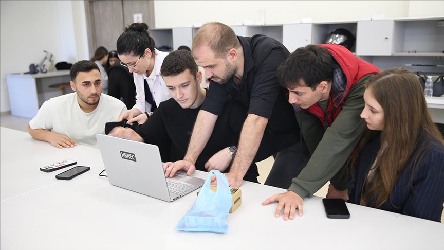 Edirne'de üniversite öğrencileri düşmeyi algılayıp uyarı gönderen "akıllı denge bilekliği" geliştirdi