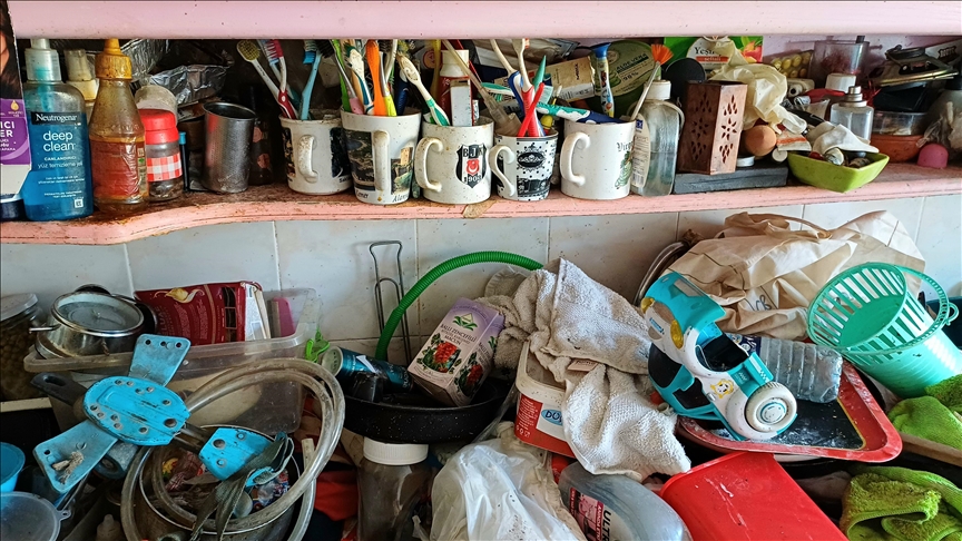 Karabük\'te bir evden 10 kamyon dolusu çöp çıkarıldı