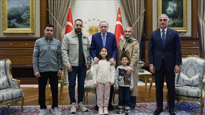 أردوغان يستقبل أسرة الطفلة "هند رجب" التي قتلتها إسرائيل