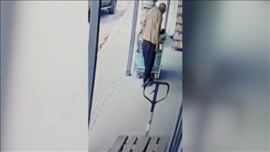 Mersin'de bir çiftçinin çamurlu ayakkabısını çıkararak markete girmesi kameraya yansıdı