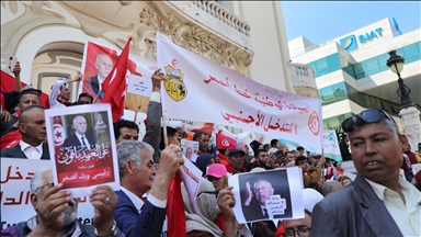 تونس.. آلاف يتظاهرون دعما لسياسات سعيّد ورفضا للتدخل الأجنبي