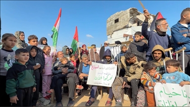 غزة.. وقفة بمخيم الشاطئ تطالب بإدخال بيوت متنقلة وتسريع الإعمار