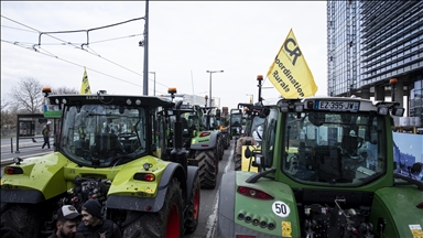 Crise agricole: Plusieurs axes autoroutiers toujours bloqués, du fumier déversé sur l’A10