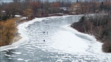 Moti i ftohtë përfshin Kanadanë, banorët bëjnë patinazh në pellgjet e ishullit të Torontos
