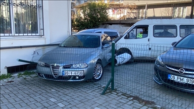 Aydın'da minibüsle motosikletin çarpışma anı güvenlik kamerasında