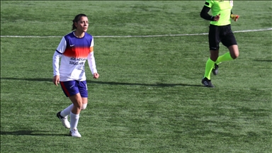 Kader öğretmen Ağrı'da kız öğrencilere okulda rehberlik sahada kaptanlık yapıyor