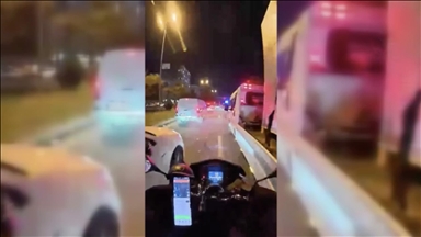 Başkentte trafikte kalan ambulansa yolu motokurye açtı