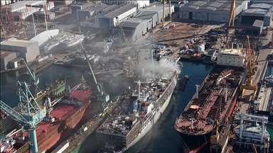 Tuzla'da tersanedeki gemide çıkan yangın söndürüldü