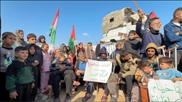 غزة.. وقفة بمخيم الشاطئ تطالب بإدخال بيوت متنقلة وتسريع الإعمار