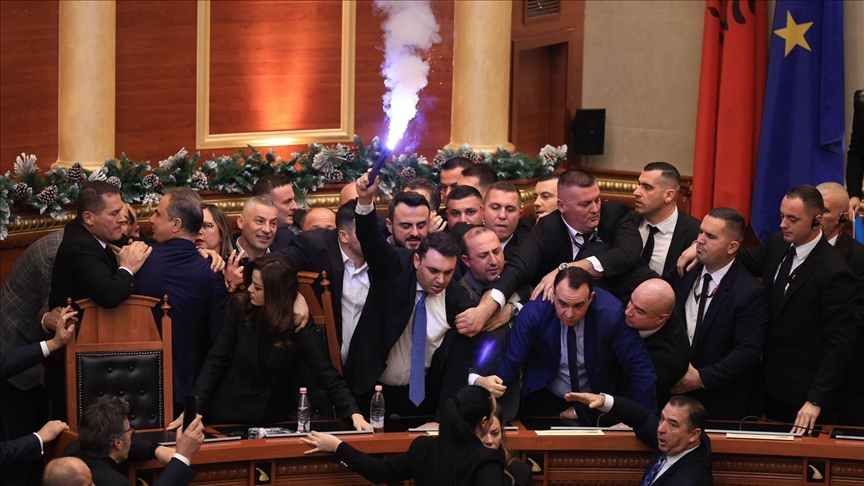 Тензии за време на пленарната седница на албанскиот Парламент