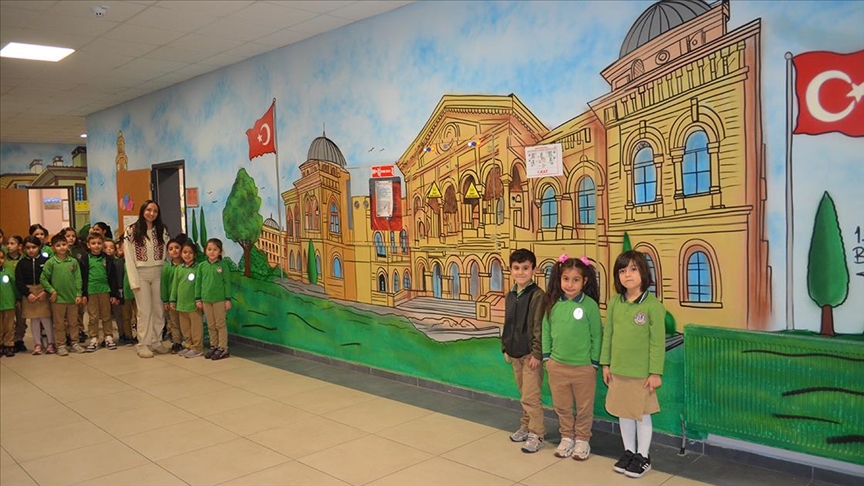 Kocaeli'de öğrenciler hayat bilgisi dersinde öğrendiklerini okul koridorlarına çizilen resimlerle pekiştiriyor