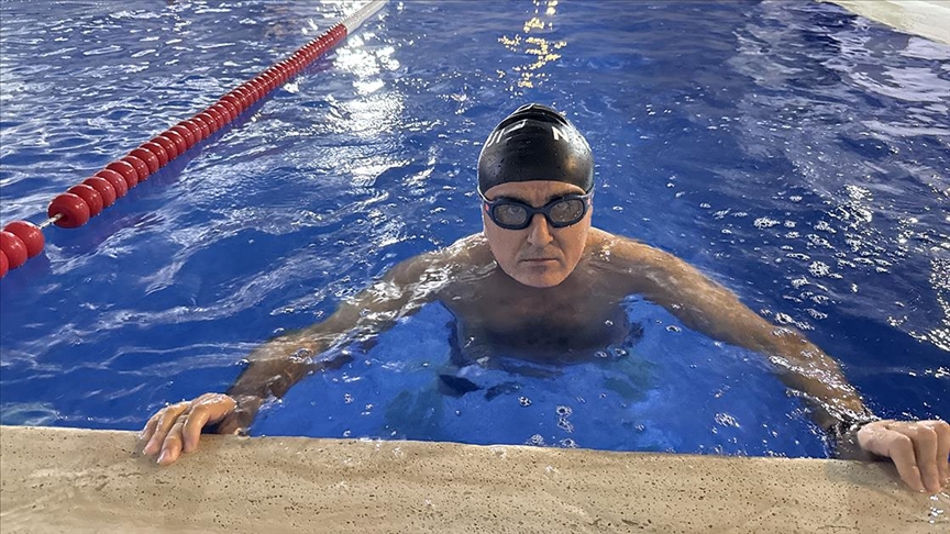 Kas zayıflığı rahatsızlığı bulunan Yılmaz Timuçin yüzerek zinde kalıyor 
