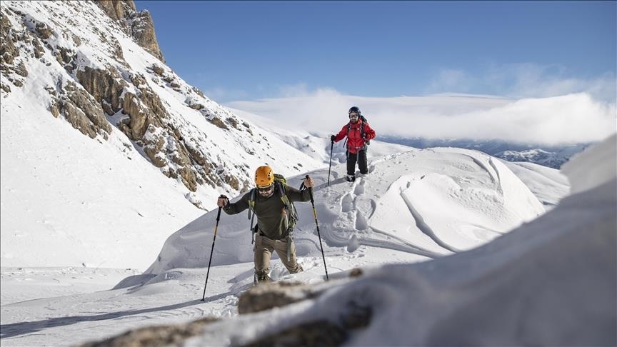 Li Tunceliyê hilkişîna çiyayên ku berfê nixûmandine, turîzma zivistanê zindî dike