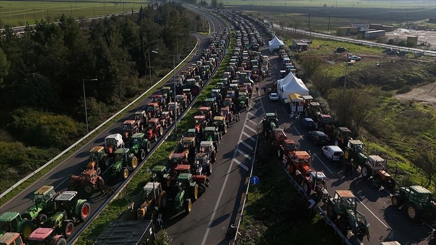 Грчките земјоделци го блокираа сообраќајот за камиони на граничниот премин со Бугарија