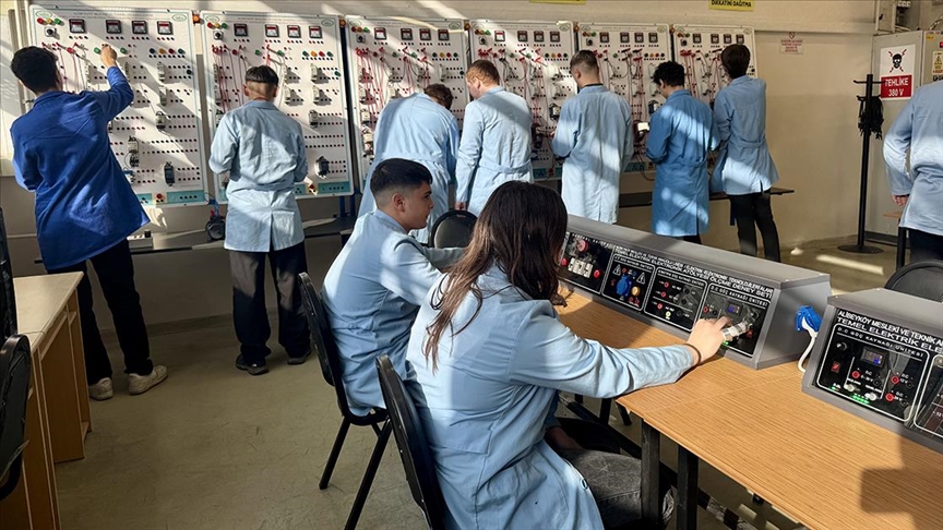 Meslek lisesi öğrencileri elektrik panosuyla kodlama robotu üretiyor