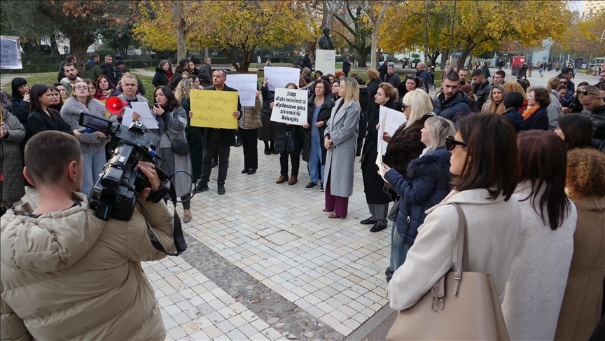 Shqipëri, mësuesit në protestë për "depolitizim të arsimit"
