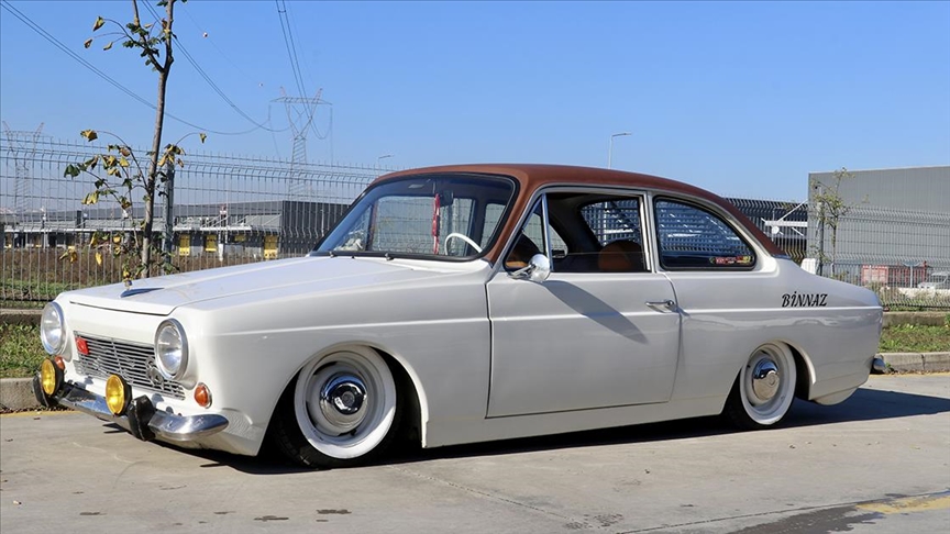 Çocukluğunda başlayan Anadol sevgisini, yol arkadaşı "Binnaz" ile yaşatıyor