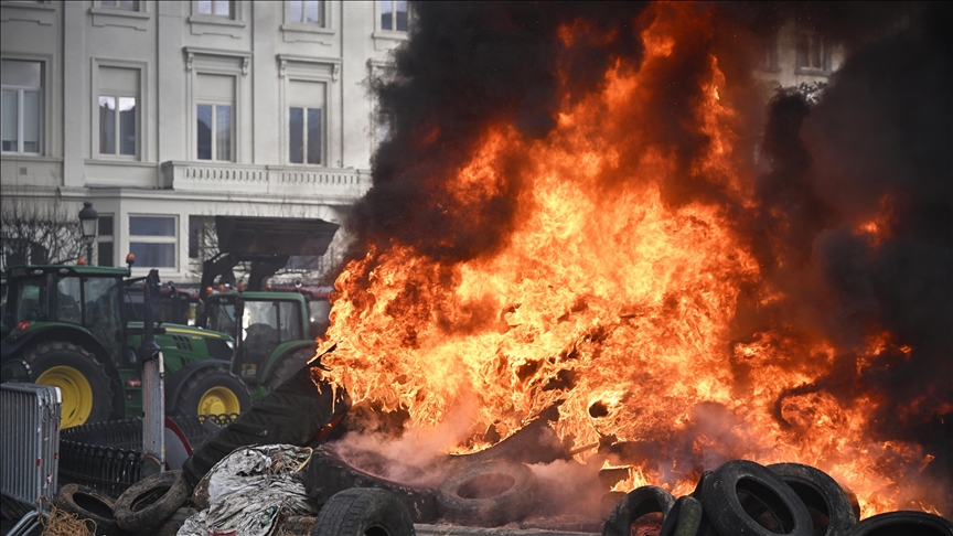 Brüksel\'de AB Liderler Zirvesi\'nin yapıldığı sırada çiftçilerden traktörlü protesto
