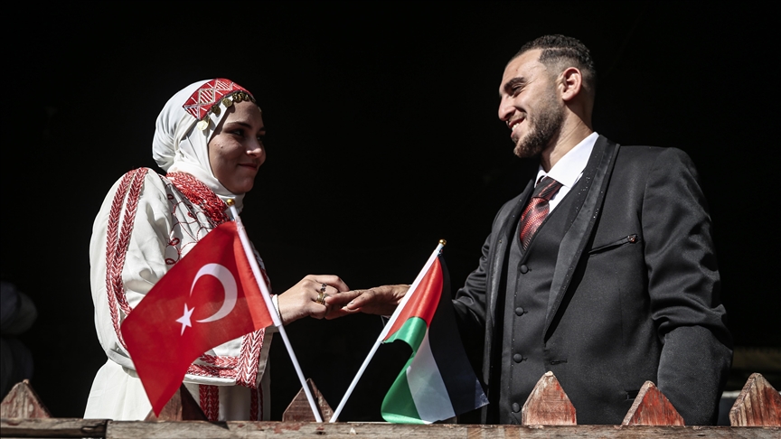 Gazze'de 203 genç, Ribat Eğitim Vakfı'nın katkılarıyla düzenlenen toplu nikahla dünya evine girdi