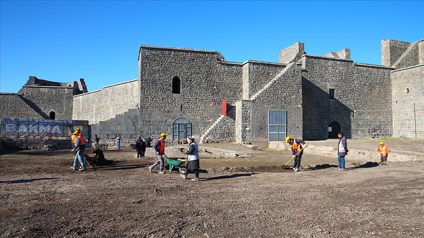 Diyarbakır'da tarihi surun bir bölümü gün yüzüne çıkarıldı