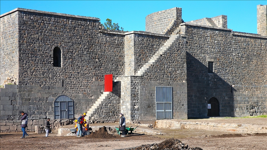 Qismekî sûrên dîrokî yên Diyarbekirê derxistin ser rûyê erdê