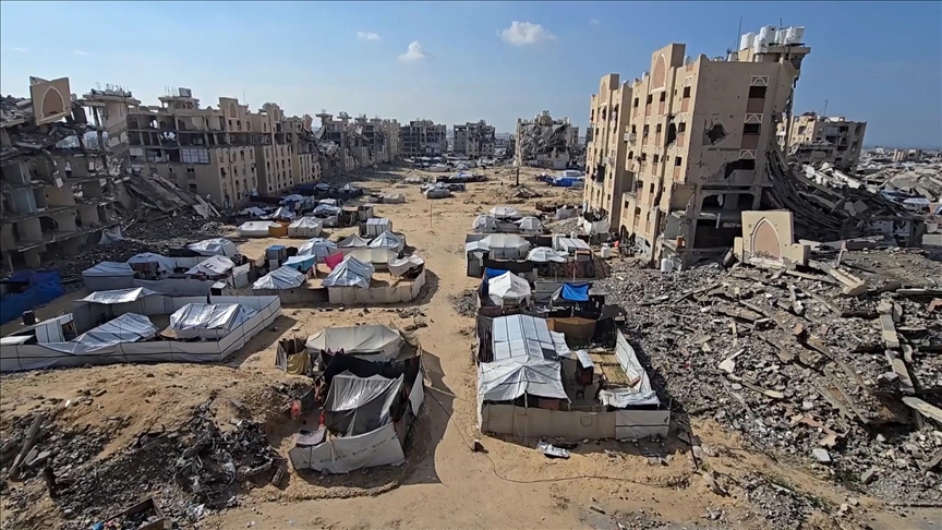 İsrail'in Gazze'deki soykırımı nedeniyle yerinden edilen Filistinliler hasar gören binalarda yaşam mücadelesi veriyor