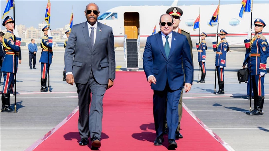 البرهان يصل القاهرة لبحث تطورات السودان وتعزيز العلاقات مع مصر